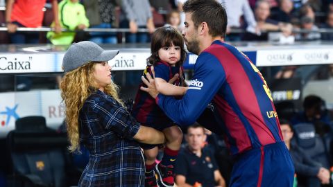 Piqué y Shakira junto a su hijo Milan en 2014.