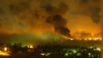 El humo cubre el palacio presidencial en Bagdad el 21 de marzo de 2003 durante un ataque aéreo masivo liderado por Estados Unidos.