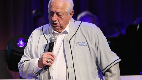 Tommy Lasorda, leyenda de LA Dodgers hablando en Nueva York en 2015.