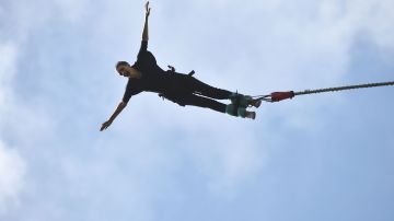 VIDEO: Turista en Tailandia se lanza en bungee pero la cuerda se rompió y sobrevive de milagro