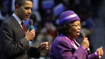 Barack Obama y Edith Child cantan "Fire It Up ! Ready To Go" en un acta de campaña en Carolina del Sur el 22 de enero de 2008.