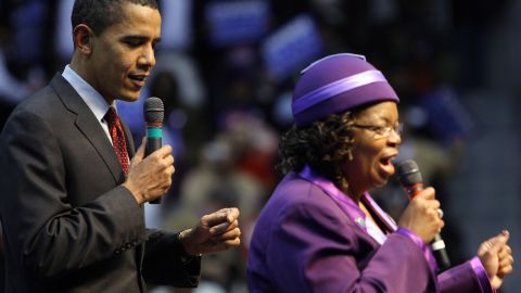 Barack Obama y Edith Child cantan "Fire It Up ! Ready To Go" en un acta de campaña en Carolina del Sur el 22 de enero de 2008.