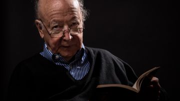 Chilean novelist and journalist Jorge Edwards poses during a photo session in Santiago on August 11, 2017. - Edwards attended law school at the University of Chile. During the presidency of Salvador Allende, Edwards reopened the Chilean embassy in Havana, Cuba, but only three months later, the government of Fidel Castro declared him persona non grata. From this episode he wrote, perhaps, his most famous work, Persona non grata (1971). (Photo by Martin BERNETTI / AFP) (Photo credit should read MARTIN BERNETTI/AFP via Getty Images)