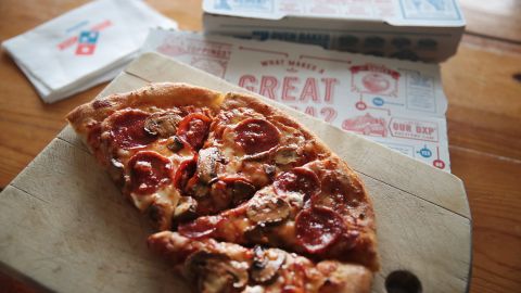 Recibo de pizza Domino's delata a niño acusado de matar a su vecino para robarle armas en Milwaukee