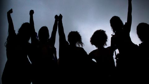 TOPSHOT - Brazilian women take part in a demonstration marking the International Women's Day in downtown Rio de Janeiro, Brazil on March 8, 2018. / AFP PHOTO / Mauro Pimentel (Photo credit should read MAURO PIMENTEL/AFP via Getty Images)