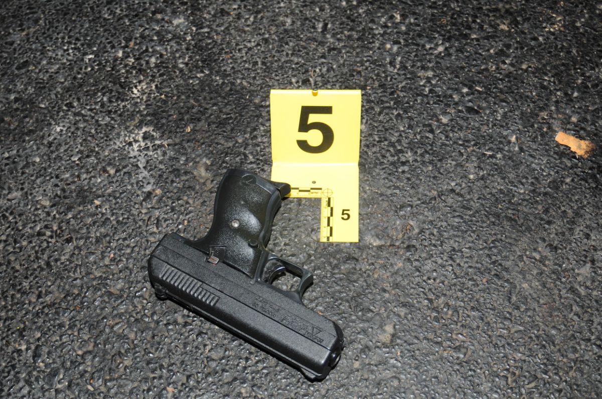 Al ver el arma, un guardia de seguridad del local se enfrentó al sospechoso y le quitó la pistola de la mano. / Foto: Getty Images