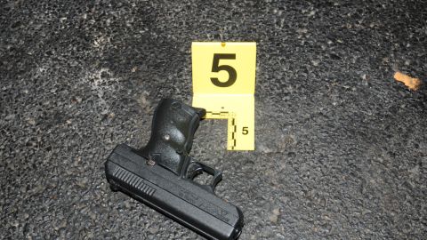 Al ver el arma, un guardia de seguridad del local se enfrentó al sospechoso y le quitó la pistola de la mano. / Foto: Getty Images