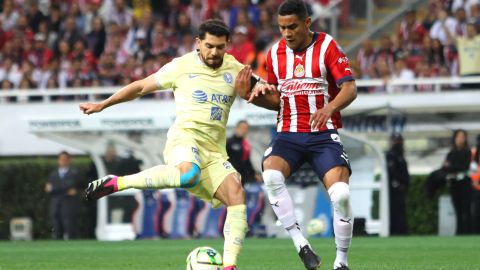 Henry Martín y Gilberto Sepúlveda, durante el partido entre las Chivas y el América por el Clausura 2023.