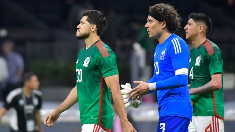 Henry Martin y Guillermo Ochoa en lamento, durante el partido de la fase de grupos de la Liga de Naciones de la Concacaf 2022-2023.