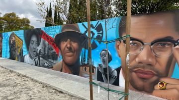 Un mural contra el odio con símbolos de diferentes culturas fue develado en el barrio de Watts. (Araceli Martínez/La Opinión)