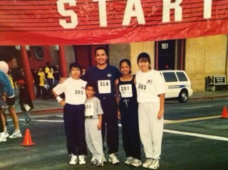 Nadia Ruiz (2a. de la der.) con su familia en sus inicios como maratonista. /Foto: Cortesía Nadia Ruiz