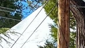 Miembros del condado de San Bernardino trabajan limpiando las carreteras.