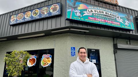 Alex Navarrete decidido a impulsar la comida salvadoreña en el gusto de diversos grupos étnicos. (Araceli Martínez/La Opinión)