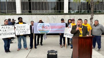 Un grupo de líderes proinmigrantes del sur de California protestó contra el anuncio de promover un medida para que EE UU intervenga México. (Araceli Martínez/La Opinión)