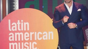 Julián Gil presentador de los Latin AMAs