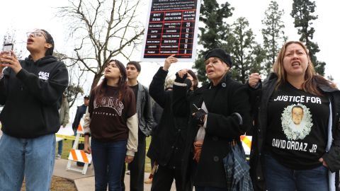 Familiares y activistas protestan y piden justicia para sus familiares que perdieron la vida a manos de las autoridades.