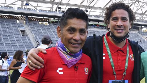 Jorge Campos (i), leyenda mexicana, junto a Guillermo Ochoa (d), portero titular de la Selección de México.