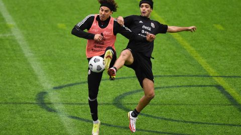 Guillermo Ochoa y Raúl Jiménez durante un entrenamiento de la Selección Nacional de México.