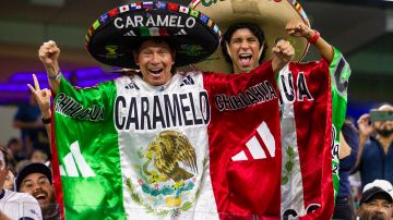 Caramelo y su hijo posan durante un partido de la Selección Mexicana de fútbol.