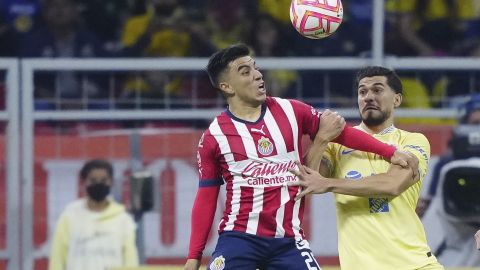 Fernando Beltrán (i) de Chivas, y Henry Martín (d) del América, durante el Clásico Nacional del Apertura 2022 de la Liga MX.