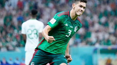 César Montes con México en el Mundial Qatar 2022.