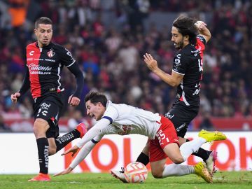 Jugadores del Atlas y las Chivas en la Copa Sky 2022.