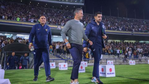 Rafa Puente Jr. dirigiendo a los Pumas de la UNAM junto a parte de su cuerpo técnico.