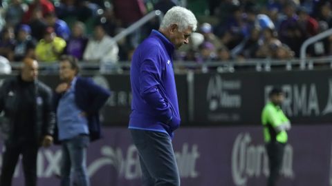 Ricardo Ferretti se lamenta durante el partido entre el Mazatlán FC y Cruz Azul.