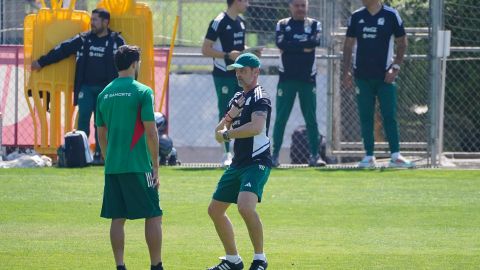 Diego Cocca dándole indicaciones a Henry Martín durante un entrenamiento de la Selección Mexicana.