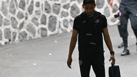 Jesús Corona antes de un partido de Cruz Azul.