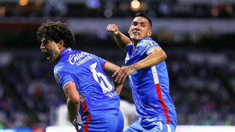 Jugadores de Cruz Azul celebran gol ante Pumas de la UNAM.