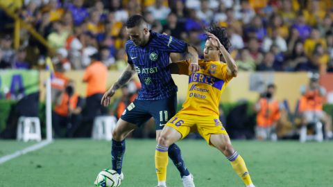 Jonathan Rodríguez y Diego Lainez, durante el partido de la jornada 11 del torneo Clausura 2023 de la Liga MX.