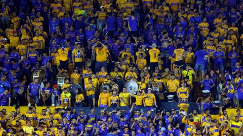 Aficionados de Tigres de la UANL en el Estadio Universitario.