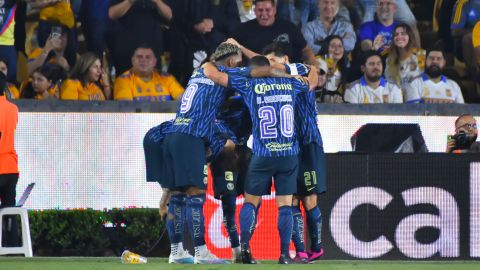 Jugadores de Club América celebran en el Estadio Universitario.