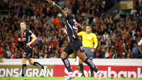 Julián Quiñones en festejo de gol con Atlas en la Concachampions.