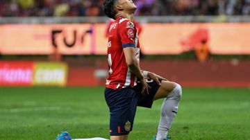 Carlos Cisneros en lamento por la goleada sufrida por Chivas ante Club América en el Clausura 2023 de la Liga MX.