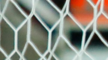 Henry Martín celebra un gol contra Chivas.