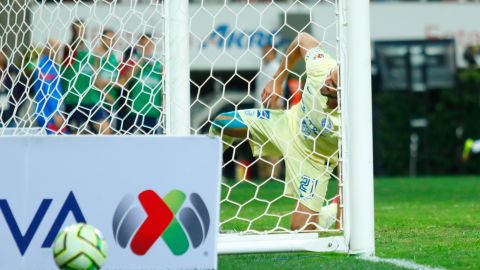 Henry Martín celebra un gol contra Chivas.