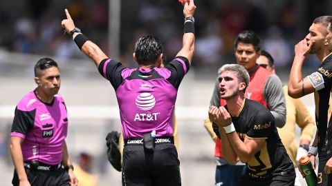 Gustavo Del Prete, jugador de Pumas de la UNAM viendo tarjeta roja en la Liga MX.