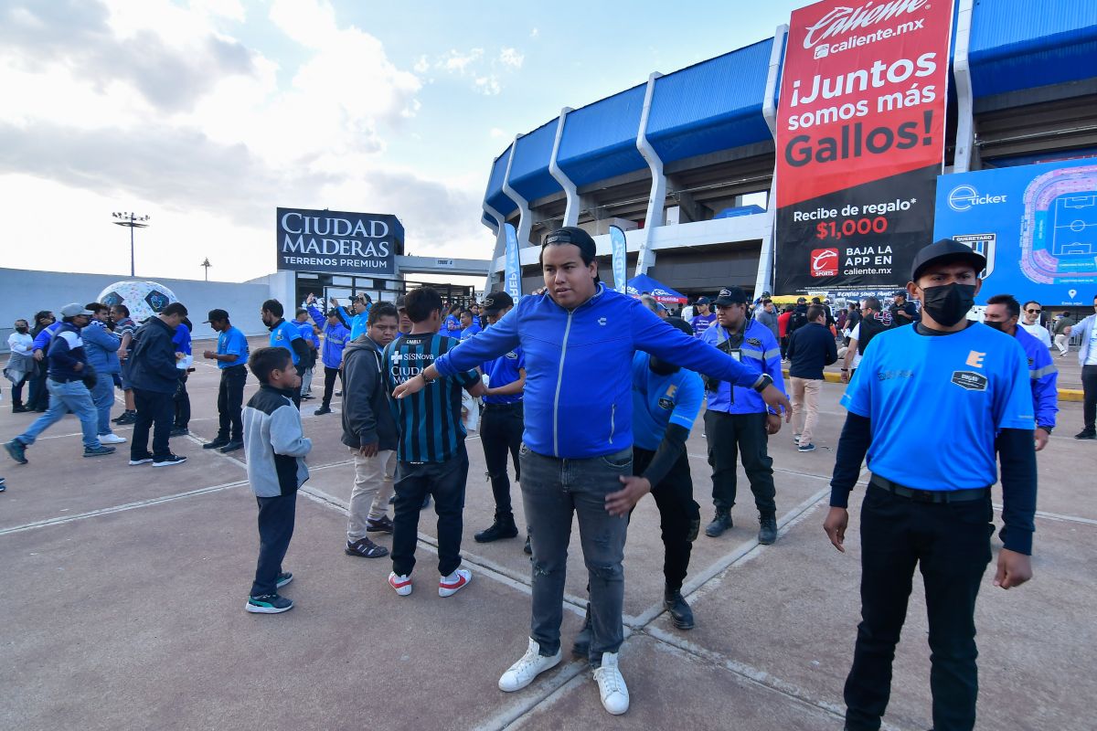 Aficionados afuera del Estadio La Corregidora. 