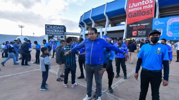 Aficionados afuera del Estadio La Corregidora.