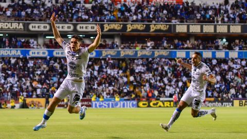 Rodrigo López en festejo de gol en La Corregidora con público en la Liga MX.