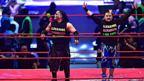 Chessman (i) y Averno (d) durante una función de lucha libre.