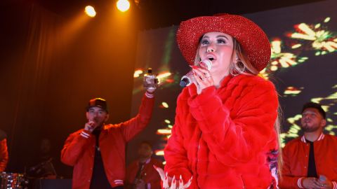 Johnny López canta en la banda Abeja Reina de Chiquis Rivera en un concierto en México.