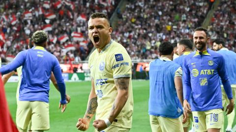 Jonathan Rodríguezen celebra un gol ante las Chivas en el Clásico Nacional.