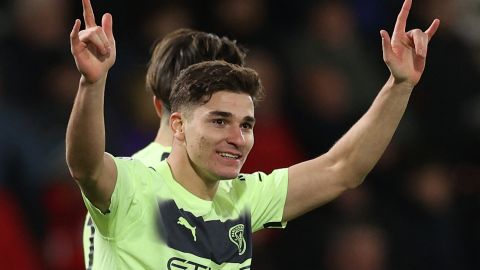 Julián Álvarez con los colores del Manchester City.
