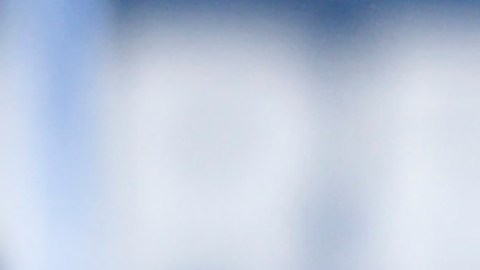 Julián Aude con los colores del Lanús disputa el balón con Sebastián Villa del Boca Juniors.