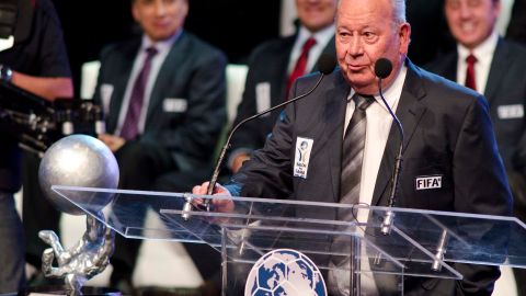 Just Fontaine durante la ceremonia de Investidura 2012 en el Salón de la Fama.