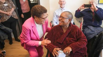 Alcaldesa Karen Bass platica con una abuelita con problemas de vivienda.