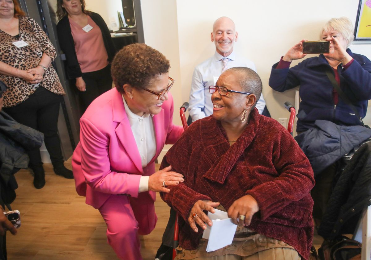 Alcaldesa Karen Bass platica con una abuelita con problemas de vivienda.